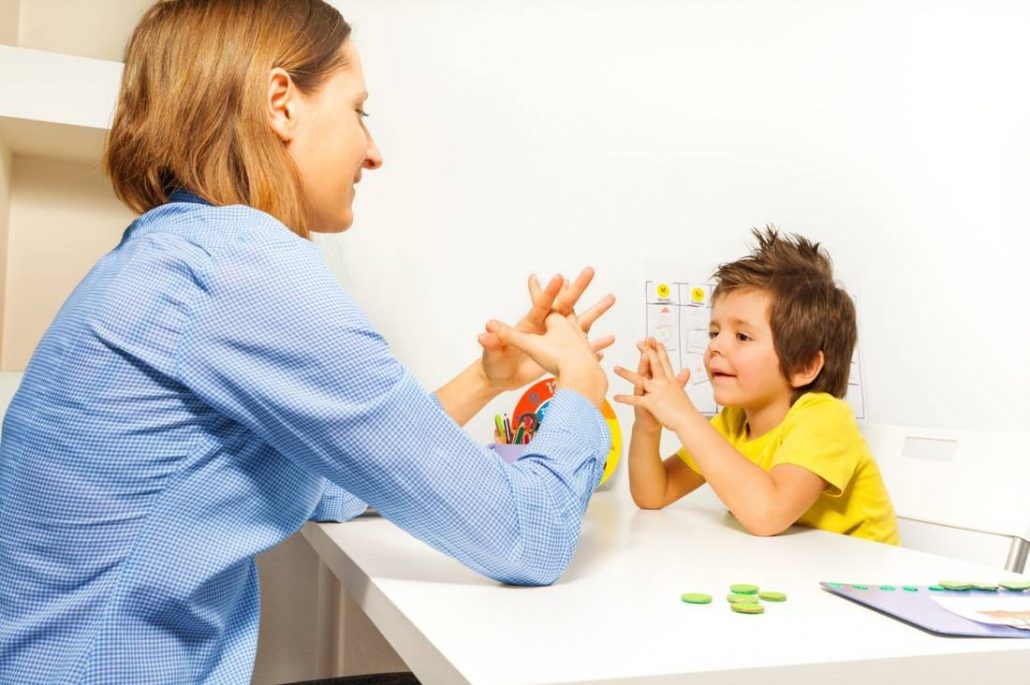 گفتار درمانی کودکان با کمک متخصصین مراکز گفتار درمانی و والدین به شیوه های مختلف انجام می شود