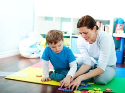  گفتار درمانی در کودکان می تواند در منزل و با کمک والدین انجام گیرد.