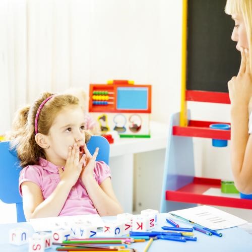 گفتار درمانی در منزل می تواند در تسریع صحبت کردن کودکان موثرتر باشد.